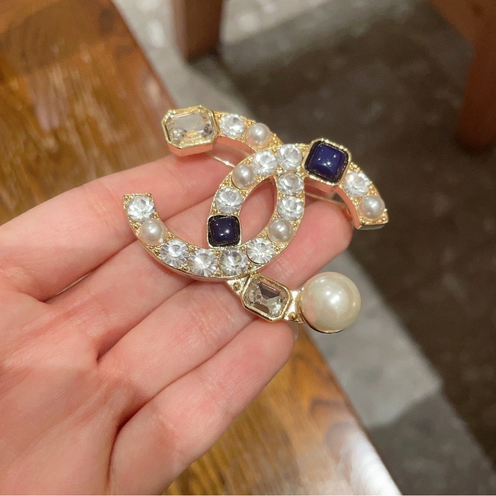 CHANEL Gold and Blue Pearl Brooch - Picture 6 of 7
